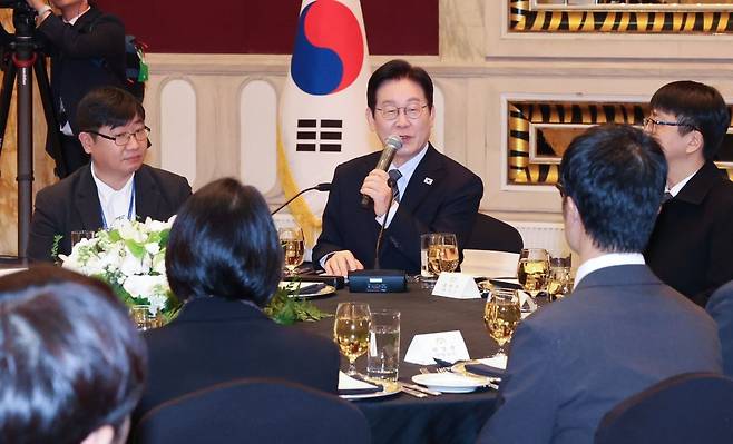 중국을 국빈 방문 중인 이재명 대통령이 7일 상하이의 한 호텔에서 열린 순방 기자단 오찬 간담회에서 발언하고 있다. 연합뉴스