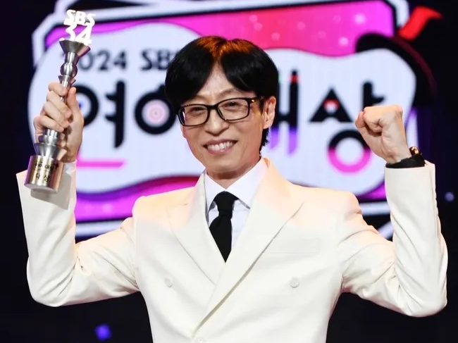 20번째 대상을 거머쥔 국민MC 유재석. 사진=SBS