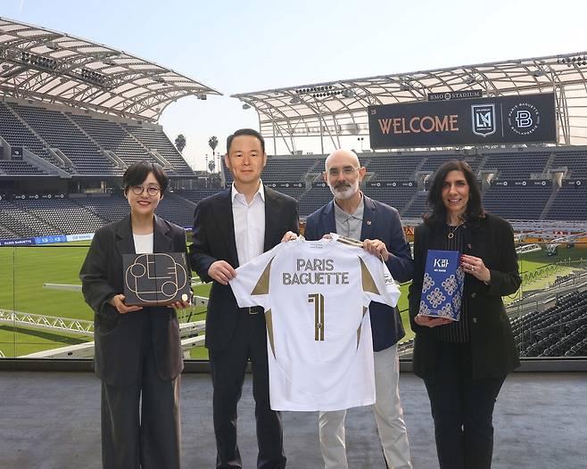 미국 캘리포니아주 로스앤젤레스 FC(LAFC) 홈구장 BMO 스타디움에서 파리바게뜨가 LAFC와 공식 파트너십을 체결하고 기념 사진을 촬영하고 있다.  SPC그룹