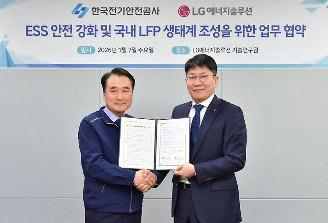 김동명 LG에너지솔루션 사장(오른쪽)과 남화영 한국전기안전공사 사장이 업무협약식에서 기념촬영을 하고 있다./사진제공=LG에너지솔루션