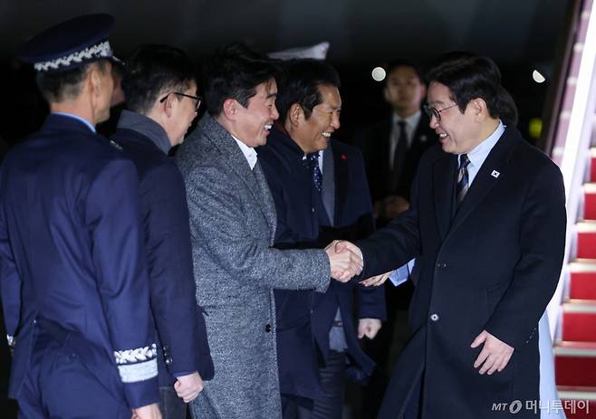 (성남=뉴스1) 허경 기자 = 중국 국빈방문 일정을 마치고 귀국한 이재명 대통령이 7일 성남 서울공항에서 환영나온 강훈식 비서실장과 와 인사하고 있다. 2026.1.7/뉴스1  Copyright (C) 뉴스1. All rights reserved. 무단 전재 및 재배포,  AI학습 이용 금지. /사진=(성남=뉴스1) 허경 기자