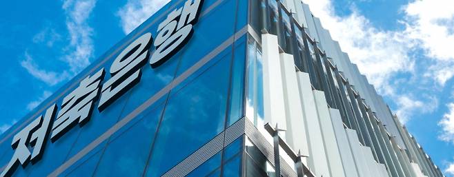 저축은행 업계에 연 3%대 정기예금 상품이 다시 등장하고 있다. 다만 수신을 공격적으로 늘리기 위한 움직임이라기보다는 시중은행과의 금리 격차를 좁혀 자금 이탈을 막기 위한 방어적 조정에 가깝다는 분석이 나온다. 사진은 저축은행 로고./사진=저축은행중앙회.