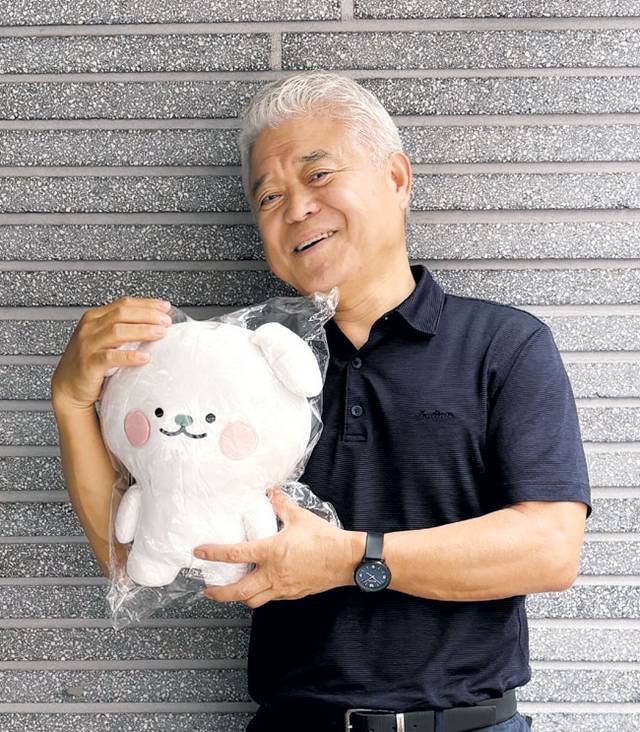 박윤종 씨가 지난해 8월 초록우산 캐릭터 인형을 들고 밝은 미소를 짓고 있다.  초록우산 제공