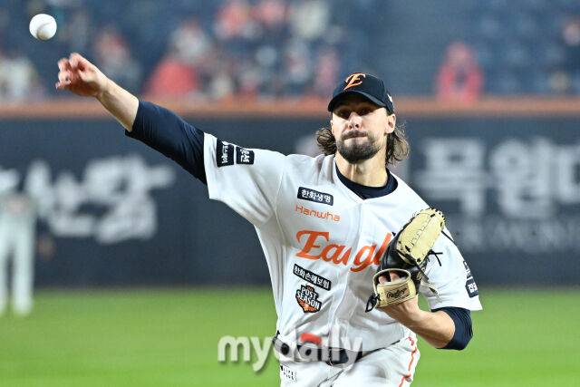 30일 대전 한화생명 볼파크 야구장에서 열린 '2025 신한 SOL 뱅크 KBO 한국시리즈 4차전' LG 트윈스와 한화 이글스 경기.한화 선발 와이스가 힘차게 투구하고 있다./마이데일리