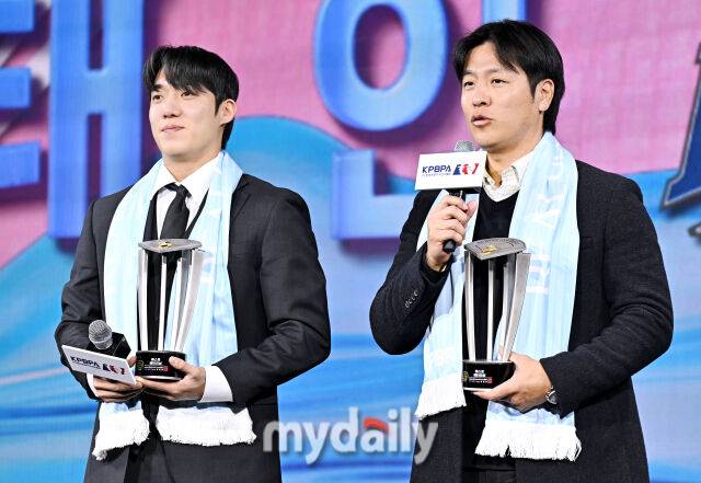 삼성 원태인과 강민호가 1일 오전 서울 광장동 비스타 워커힐 서울에서 진행된 '2025 리얼글러브 어워드(REAL GLOVE AWARD)'에서 베스트 배터리상을 수상하고 있다./마이데일리