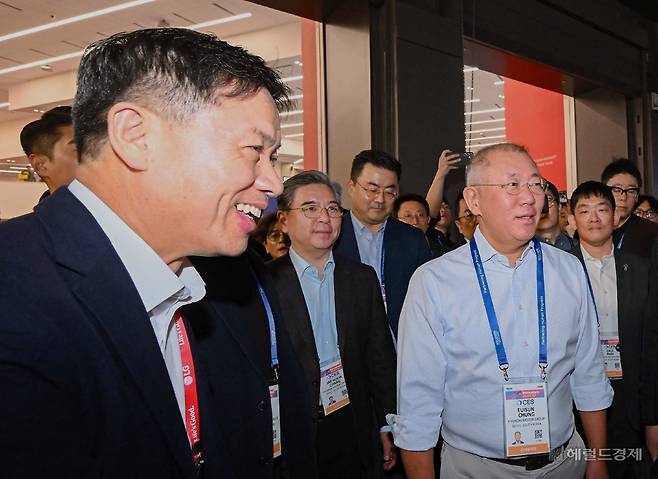 정의선 현대차그룹 회장이  6일(현지시간) 미국 라스베이거스에서 개막한 CES 2026 LG전자 부스를 찾아 류재철(왼쪽) LG전자 최고경영자(CEO)와 인사를 나누고 있다. 박지영 기자