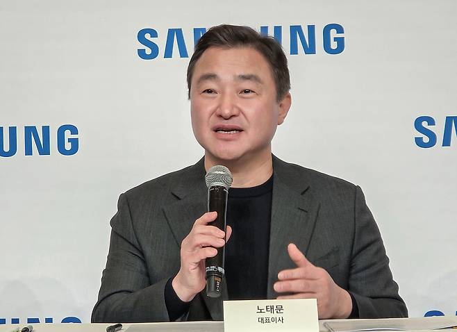 노태문 삼성전자 대표이사 사장(DX부문장)이 5일(현지시간) 미국 라스베이거스 CES 2026 현장에서 열린 국내 기자간담회에서 발언을 하고 있다.  [삼성전자 제공]
