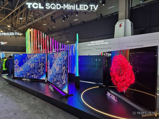 중국 TCL이 세계 최대 가전·IT 전시회 CES 2026에서 전시한  ‘SQD(슈퍼퀀텀닷)-미니 LED TV’. 김현일 기자