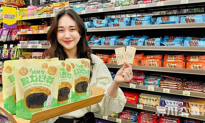 [서울=뉴시스] BGF리테일이 운영하는 편의점 CU는 병오년(丙午年·붉은 말의 해)을 맞아 노티드(Knotted)와 디저트 3종을 출시한다고 7일 밝혔다. 행운과 건강을 콘셉트로 만든 제품은 ▲노티드 행운의 말차 만쥬(3300원) ▲노티드 브라우니 케이크바(2200원) ▲노티드 아몬드 케이크바(2200원) 등 3종으로 구성된다. 사진은 노티드 디저트 3종 이미지. (사진=BGF리테일 제공) 2026.01.07. photo@newsis.com
