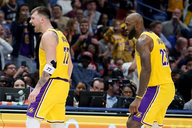 [뉴올리언스=AP/뉴시스] 미국프로농구(NBA) 로스앤젤레스(LA) 레이커스의 루카 돈치치(왼쪽), 르브론 제임스. 2026.01.06.