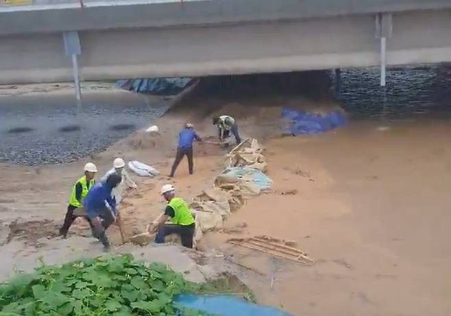 오송참사가 일어나기 직전 보수작업이 이뤄지고 있는 미호강 임시제방 현장 모습. 오송읍 주민 제공