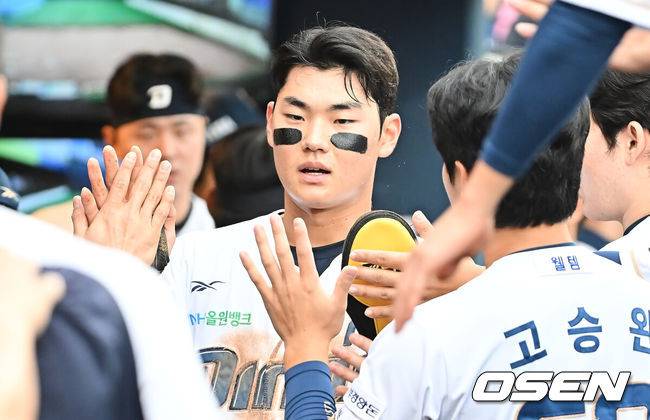 [OSEN=창원, 이석우 기자] 4일 창원NC파크에서 2025 신한 SOL 뱅크 KBO 리그 NC 다이노스와 SSG 랜더스의 경기가 열렸다. 홈팀 NC는 라일리가, 방문팀 SSG는 김광현이 선발 출전했다. NC 다이노스 김주원이 1회말 무사 1,2루 박건우의 중견수 앞 1타점 안타때 득점을 올리고 하이파이브를 하고 있다. 2025.10.04 / foto0307@osen.co.kr