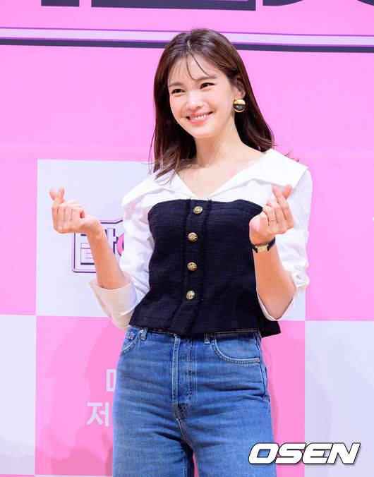 [OSEN=지형준 기자] 6일 오전 서울 여의도 KBS 아트홀에서 KBS1 ‘황신혜의 같이 삽시다’ 제작발표회가 열렸다.‘황신혜의 같이 삽시다’는 ‘싱글맘’이라는 공통분모로 한 집에 모여사는 이들의 생생한 라이프를 담는다. 배우 정가은이 포토타임을 하고 있다. 2026.01.06 /jpnews@osen.co.kr