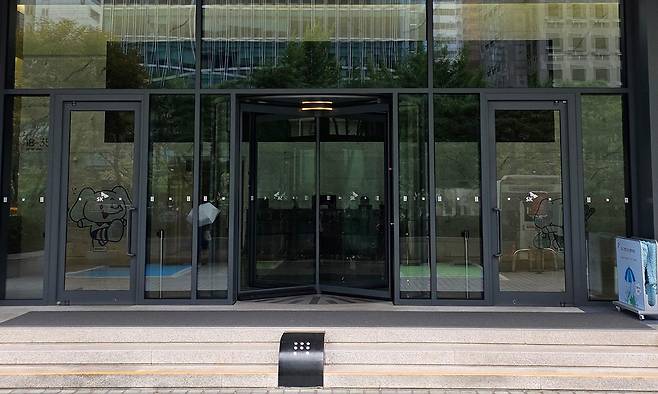 청계천 방향으로 난 건물의 부출입구와 계단 중앙에 놓인 거북이 머리.