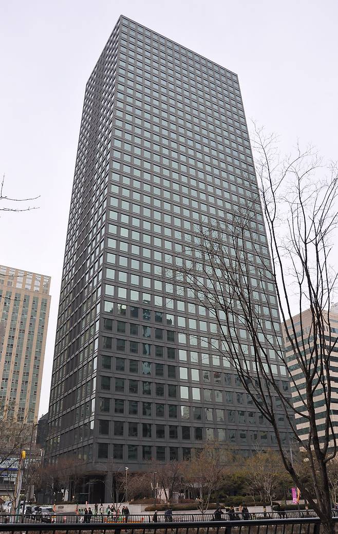 서울 도심에서 가장 높은 SK서린빌딩은 시간이 지나도 변치 않는 매무새를 지닌 정장과 같은 세련되고 모던한 멋을 띠고 있다. 하지만 기단부에는 의뢰인의 염원을 담은 풍수지리적인 요소가 현대적으로 번안된 문양으로 새겨져 있다.