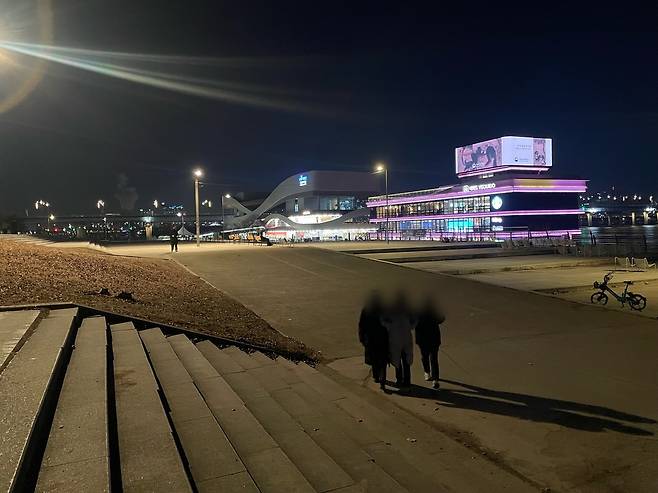 경찰에 잡힌 도둑이 감옥으로 연행되고 있다.&nbsp;