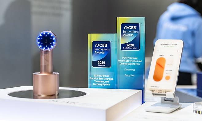 CES 2026’에서 뷰티 테크 부문 최고혁신상과 디지털 헬스 부문 혁신상을 받은 한국콜마의&nbsp;‘스카 뷰티 디바이스’. 한국콜마 제공