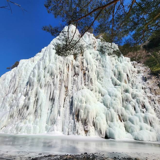 청송 얼음골 62m 인공폭포 풍경