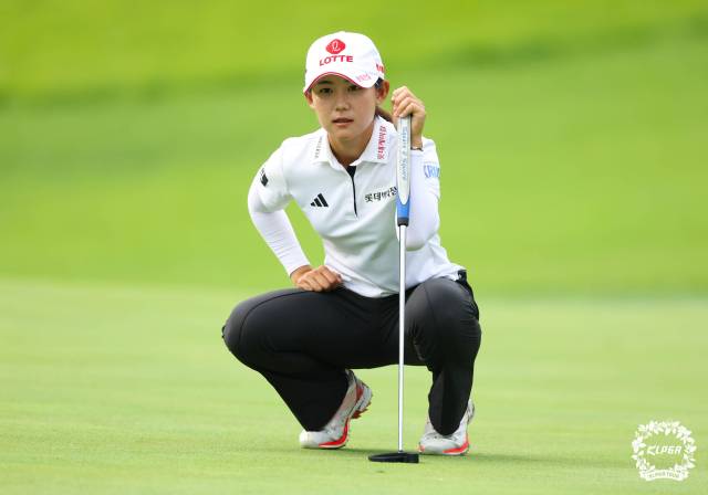 그린을 읽고 있는 황유민. 사진 제공=KLPGA