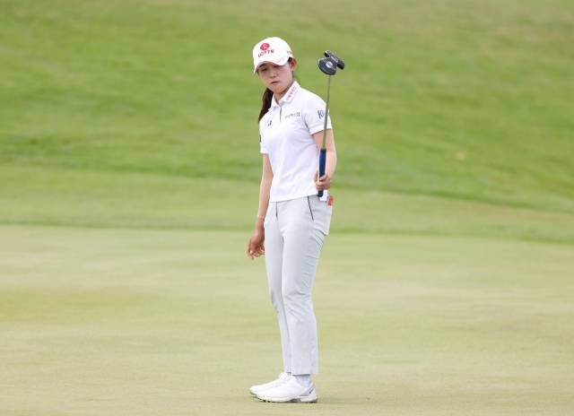 퍼팅 후 공을 바라보고 있는 황유민. 사진 제공=대홍기획