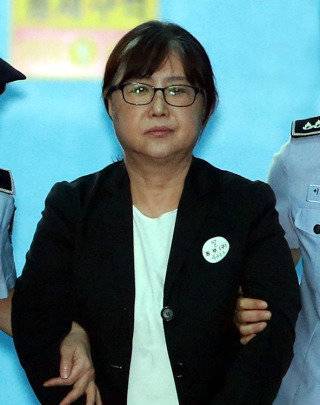 2018년 8월 24일 국정농단 당사자 최순실 씨가 서울 서초구 서울중앙지방법원에서 열린 항소심 선고 공판을 마치고 호송차에 오르고 있다.&nbsp;동아DB