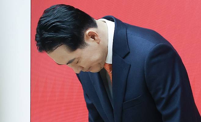 장동혁 국민의힘 대표가 7일 서울 여의도 중앙당사에서 당 쇄신안을 발표하며 고개 숙여 인사하고 있다. ⓒ 연합뉴스