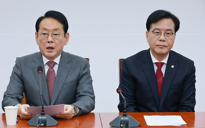 국민의힘 김도읍 정책위의장(왼쪽)이 지난해 12월30일 국회에서 열린 원내대책회의에 참석해 발언하고 있다. 오른쪽은 송언석 원내대표 ⓒ 연합뉴스