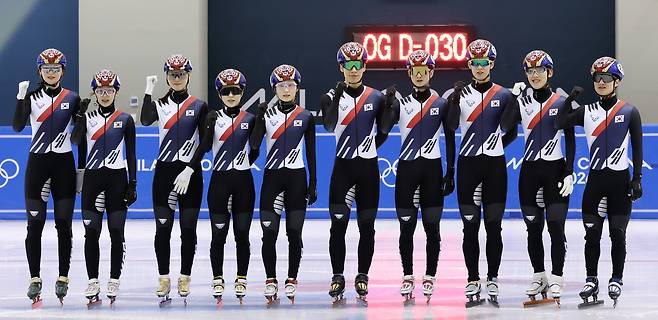 한국 쇼트트랙 대표팀 선수들이 7일 진천 선수촌에서 2026 밀라노·코르티나 동계올림픽대회을 한달 앞두고 선전을 다짐하는 포즈를 취하고 있다. 연합뉴스