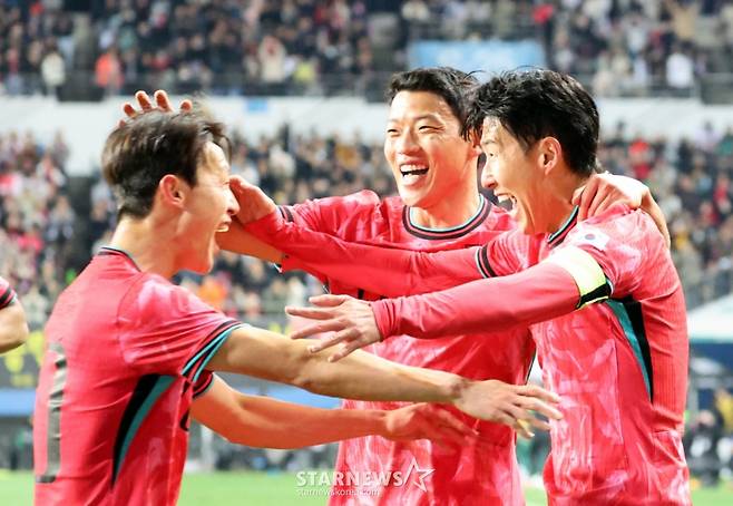 대표팀 주장 손흥민이 지난해 11월 14일 대전월드컵경기장에서 열린 대한민국축구대표팀과 볼리비아(FIFA 랭킹 76위)와의 친선경기에서 후반전 초반 프리킥을 성공시킨 후 기뻐하고 있다. /사진=강영조 선임기자