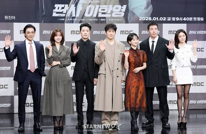 배우 황희, 오세영, 박희순, 지성, 원진아, 태원석, 백진희가 2일 서울 마포구 상암동 MBC 골든마우스홀에서 열린 MBC 새 금토드라마 '판사 이한영' 제작발표회에 참석해 포즈를 취하고 있다. /2026.01.02 /사진=김휘선 hwijpg@