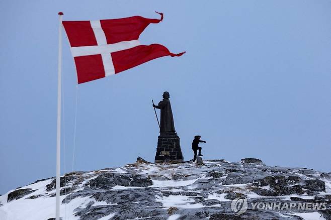 덴마크 국기 펄럭이는 그린란드 수도 누크 [로이터=연합뉴스 자료사진]