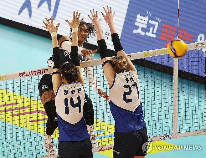 '이쯤이야' (김천=연합뉴스) 김현태 기자 = 7일 오후 경북 김천실내체육관에서 열린 여자 프로배구 현대건설 힐스테이트 와 한국도로공사 하이패스의 경기. 한국도로공사 모마가 공격을 시도하고 있다. 2026.1.7 mtkht@yna.co.kr