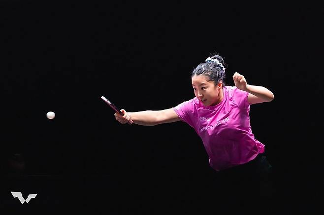 WTT 챔피언스 도하서 백핸드 공격하는 신유빈 [WTT 인스타그램 캡처. 재판매 및 DB 금지]