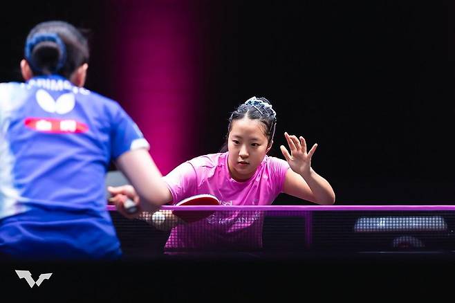 하리모토와 대결하는 신유빈 [WTT 인스타그램 캡처. 재판매 및 DB 금지]