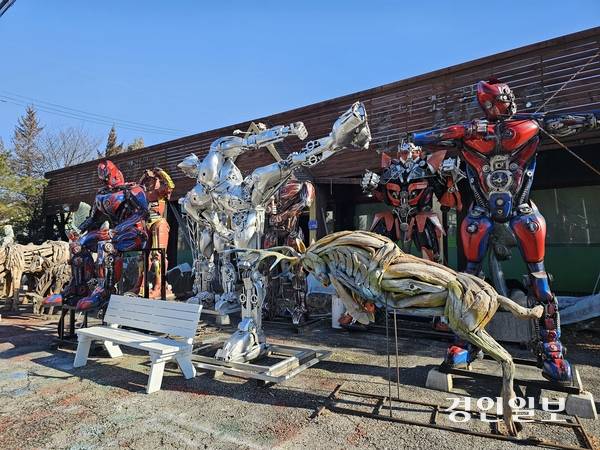 남양주시 화도읍 금남리 북한강변  음식점 거리에는 어린아이들을 위한 로봇과 나무로 만든 말 등 다양한 조각품이 전시돼 있다. 남양주/이종우기자 ljw@kyeongin.com