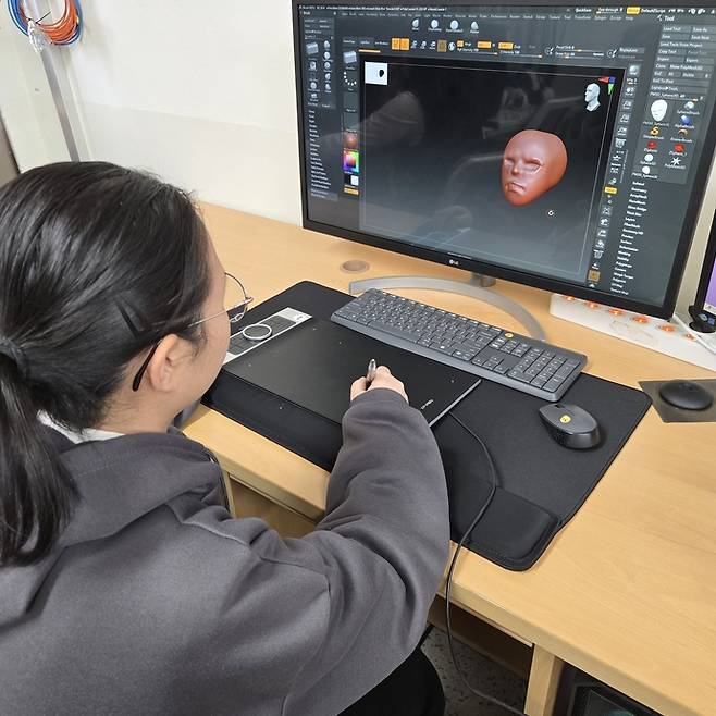 비봉고등학교 3학년 학생이 '3D 모델링과 프린팅을 활용한 창작자 양성' 과정을 배우고 있다. 사진=화성오산교육지원청