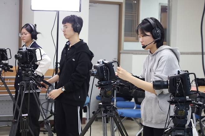 병점고등학교 3학년 학생들이 방송제작과정을 체험하며 영상을 촬영하고 있다. 사진=화성오산교육지원청