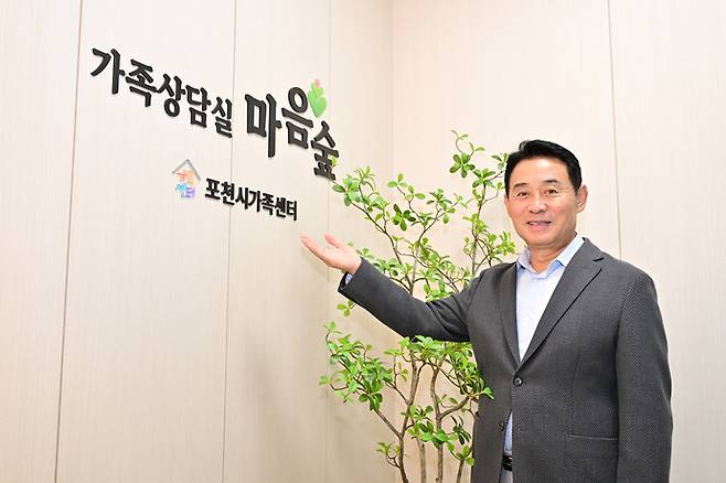 포천시가족센터 내 설치된 가족상담실 '마음숲'을 방문한 백영현 포천시장. 사진=포천시청