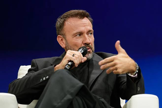 삼성전자 최고디자인책임자(CDO) 마우로 포르치니(Mauro Porcini) 사장이 미국 라스베이거스에서 열린 '삼성 기술 포럼(Samsung Tech Forum)'에서 기술과 디자인의 방향성에 대해 설명하고 있다. 사진=삼성전자