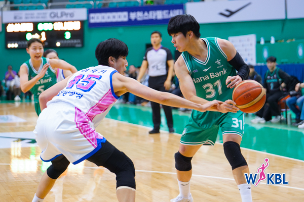 부천 하나은행의 진안(사진 오른쪽)이 용인 삼성생명 수비를 피해 패스할 곳을 찾고 있다. 사진=여자농구연맹