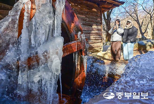 영하 10도 안팎의 강추위가 찾아온 8일 오전 용인시 한국민속촌 물레방아에 고드름이 얼어 있다. 임채운기자