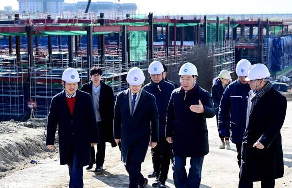 송도세브란스병원 골조 공사현장 점검하는 유정복 인천시장과 윤동섭 연세대 총장. 2026.01.08. [사진=인천시]
