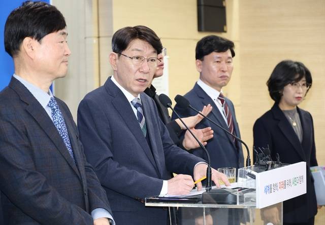우범기 전주시장(왼쪽 두 번째)이 8일 시청에서 신년 기자회견을 열고 올해 시정 운영 방안에 대해 설명하고 있다. /전주시