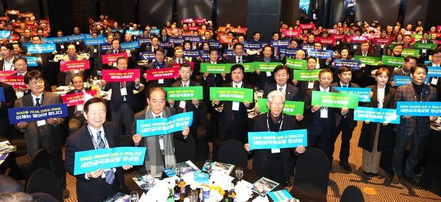 8일 서울 중구 더플라자 호텔에서 열린 전북일보·전북특별자치도민회중앙회·삼수회·전북특별자치도가 공동 주최한 ‘2026년 전북특별자치도민회중앙회 신년인사회’에서 참석자들이 ‘새만금 국제공항 정상화’를 염원하는 퍼포먼스를 하고 있다. /조현욱 기자