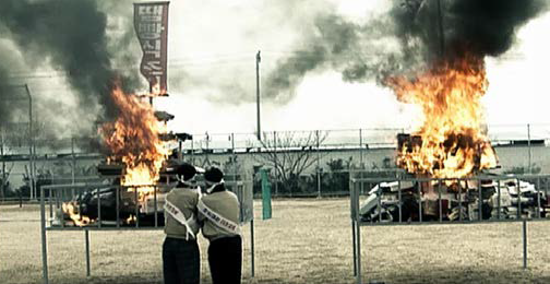 1995년 3월 9일, 삼성전자 구미1사업장 운동장에서 애니콜 등 불량품 15만대를 폐기하는 모습. 당시 불량제품에 불을 붙이면서