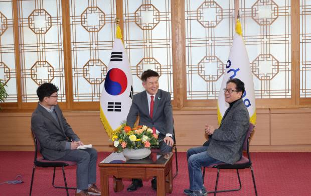 지난 5일 퇴임을 앞둔 이강덕 포항시장과 만남의 시간을 가졌다. 오른쪽부터 김명득 선임기자, 이강덕 포항시장, 이기암 차장. 사진=유재영 기자