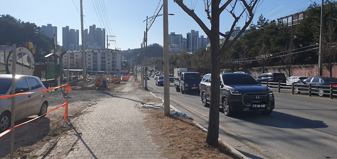 ▲ 시민 복지 증진 등을 위해 기부채납될 포항 학산공원 한신더휴 한신공영 '어린이놀이터'가 출퇴근길 러시아워 외에도 상시 교통량이 몰리는 왕복 6차선 대로 가까이에 지어지고 있어 소음과 매연에 주사용객인 어린이에 대한 위험성이 문제제기된다. 사진은 8일 오후 공사현장과 왕복 6차선에 줄지어 다니는 차량 모습. 황영우 기자