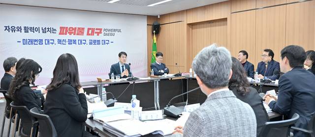 지난 7일 대구시 동인청사에서 열린 2026년 주요 업무 추진계획에 참석한 김정기 대구시장 권한대행이 보건복지국 간부들에게 업무를 지시하고 있다. 대구시 제공