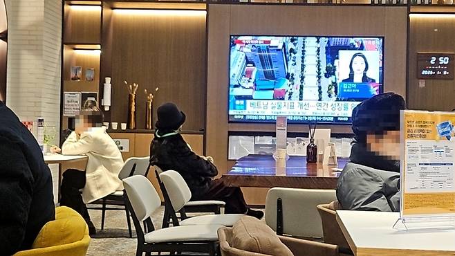 8일 대구 수성구의 한 증권사 지점을 찾은 고객들이 상담 순서를 기다리고 있다. 최미애기자 miaechoi21@yeongnam.com