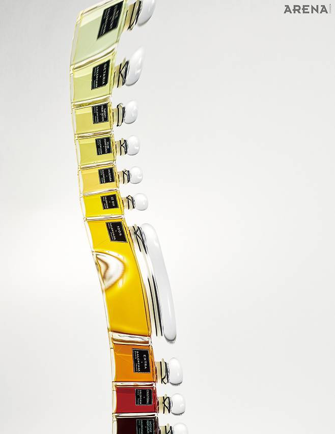 (위부터) 1947년 크리스토발 발렌시아가가 선보인 하우스의 첫 번째 향수 르 디스를 그대로 복원한 유리 보틀에 점점 깊어지는 색조의 스펙트럼을 따라 감각적인 10가지 향을 담아낸 발렌시아가 프래그런스 컬렉션. 노 코멘트·게타리아·트웬티포 세븐·투 비 컨펌드·머스카라·르 디스·100%·엑스트라·크리스토발·인센스 퍼퓨머 각각 100mL 42만원.